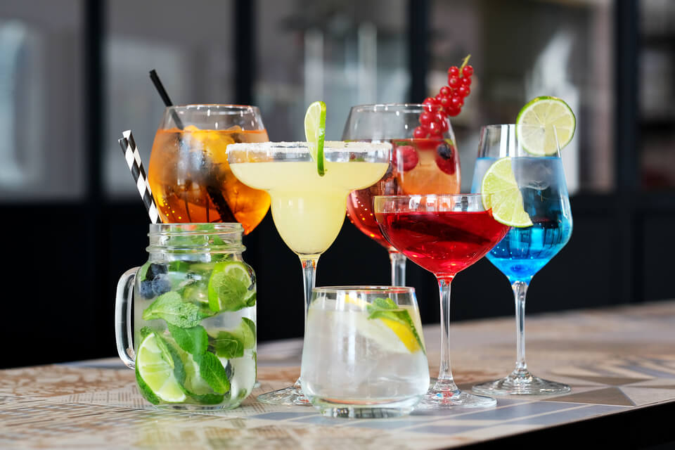 6 taças com bebidas de diferentes cores