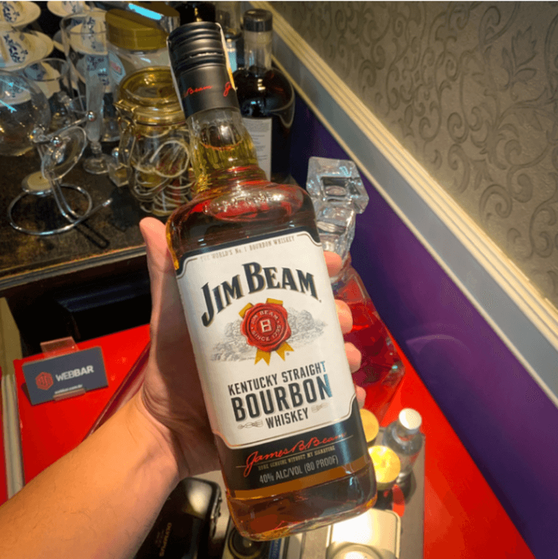 Garrafa de Whisky na tonalidade amarela e rótulo branco sendo mostrada a câmera