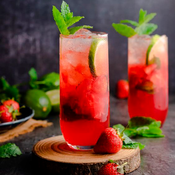 Copo sobre a mesa com o drink mojito de morango (bebida alcoólica)