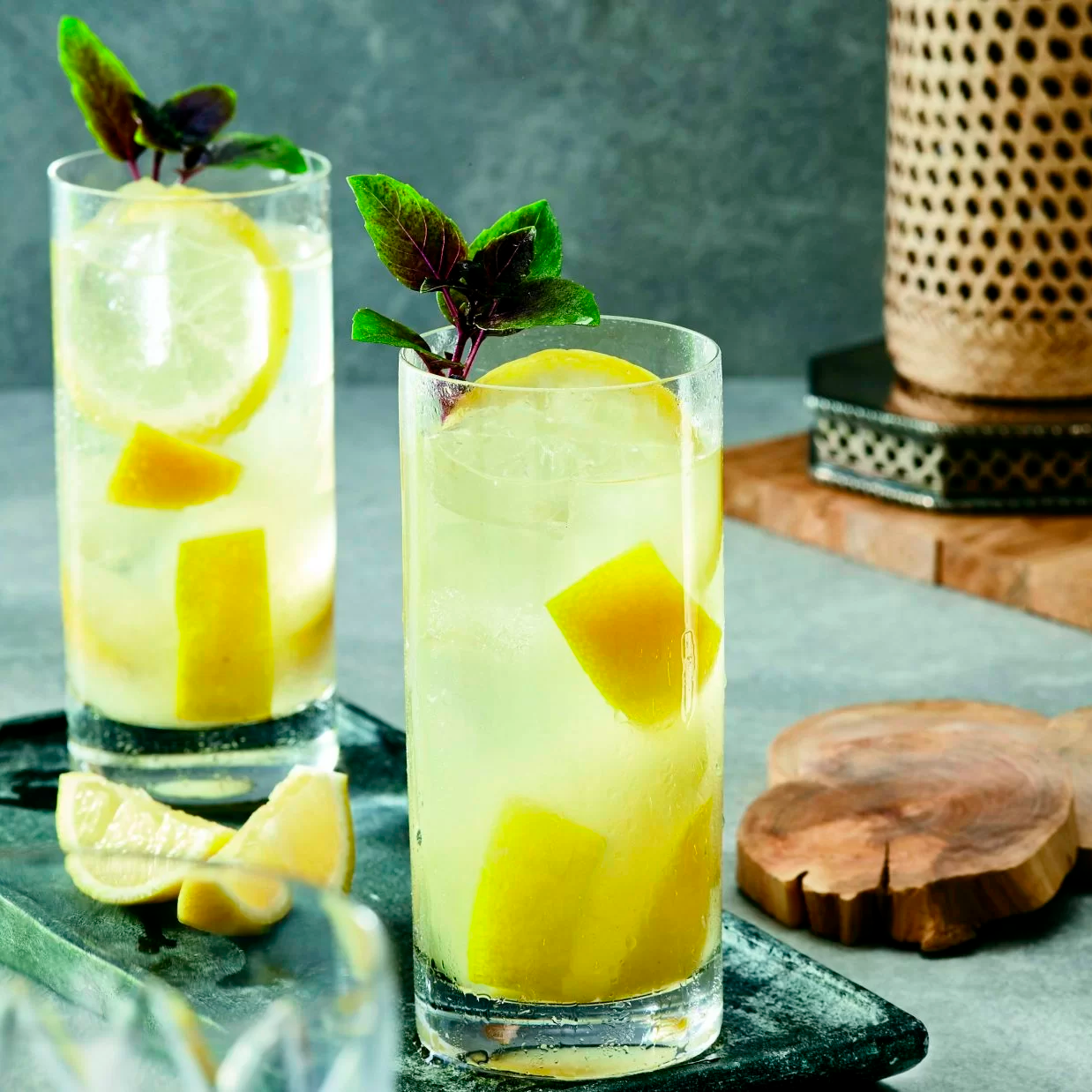 Copo sobre a mesa com caipirinha (bebidas alcoólica)