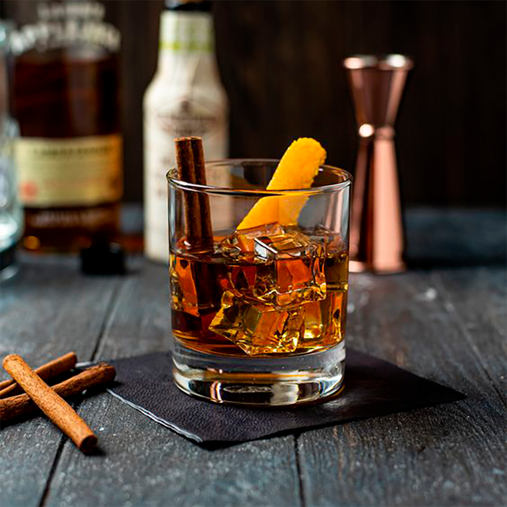 Copo sobre a mesa com o drink antiquado (bebida alcoólica) 
