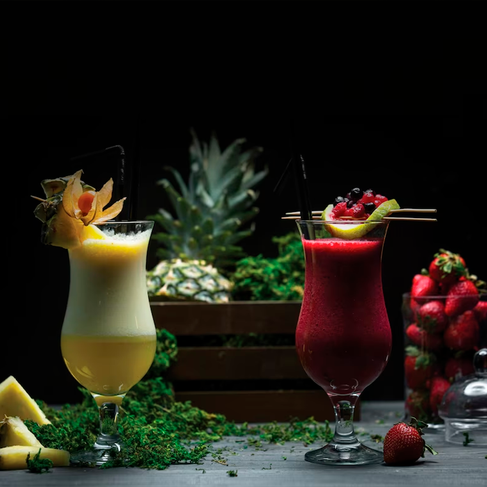 Dois Drinks alcóolicos com frutas