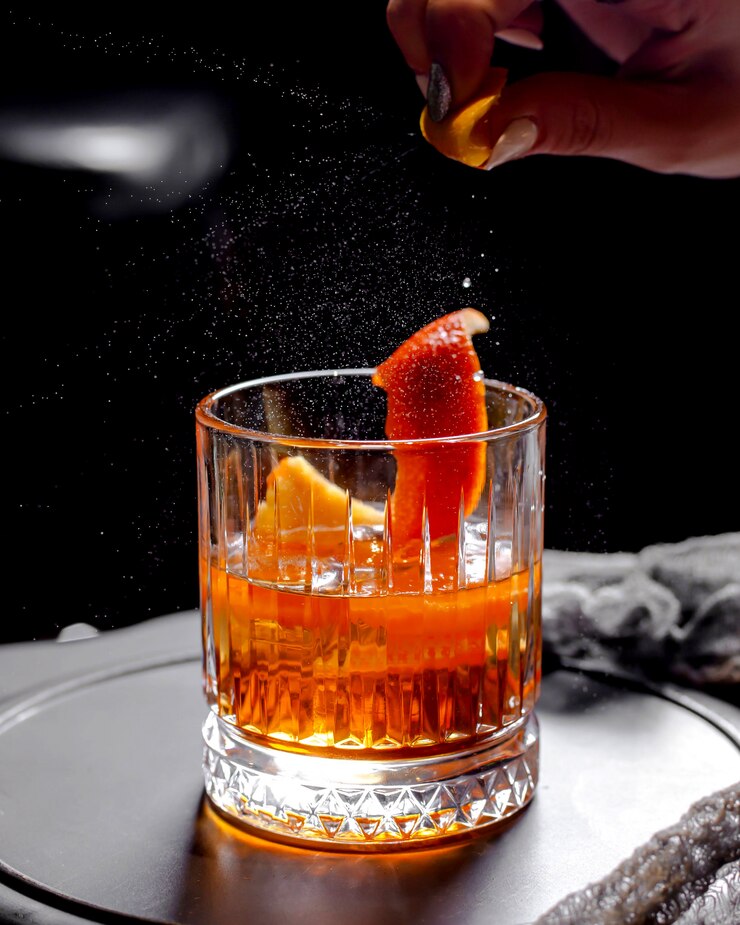 Um copo contendo Negroni