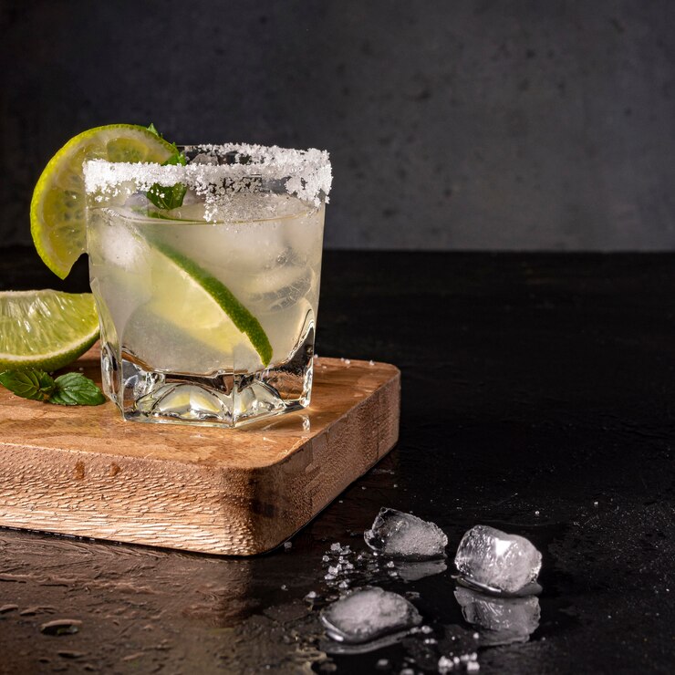 Um copo contendo a bebida alcólica Caipirinha