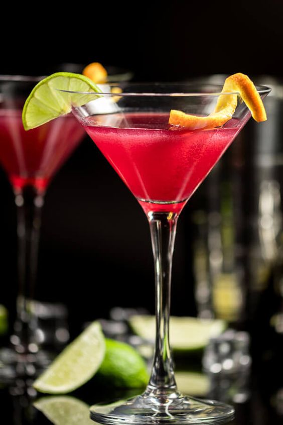 Uma taça contendo o coquetel Cosmopolitan