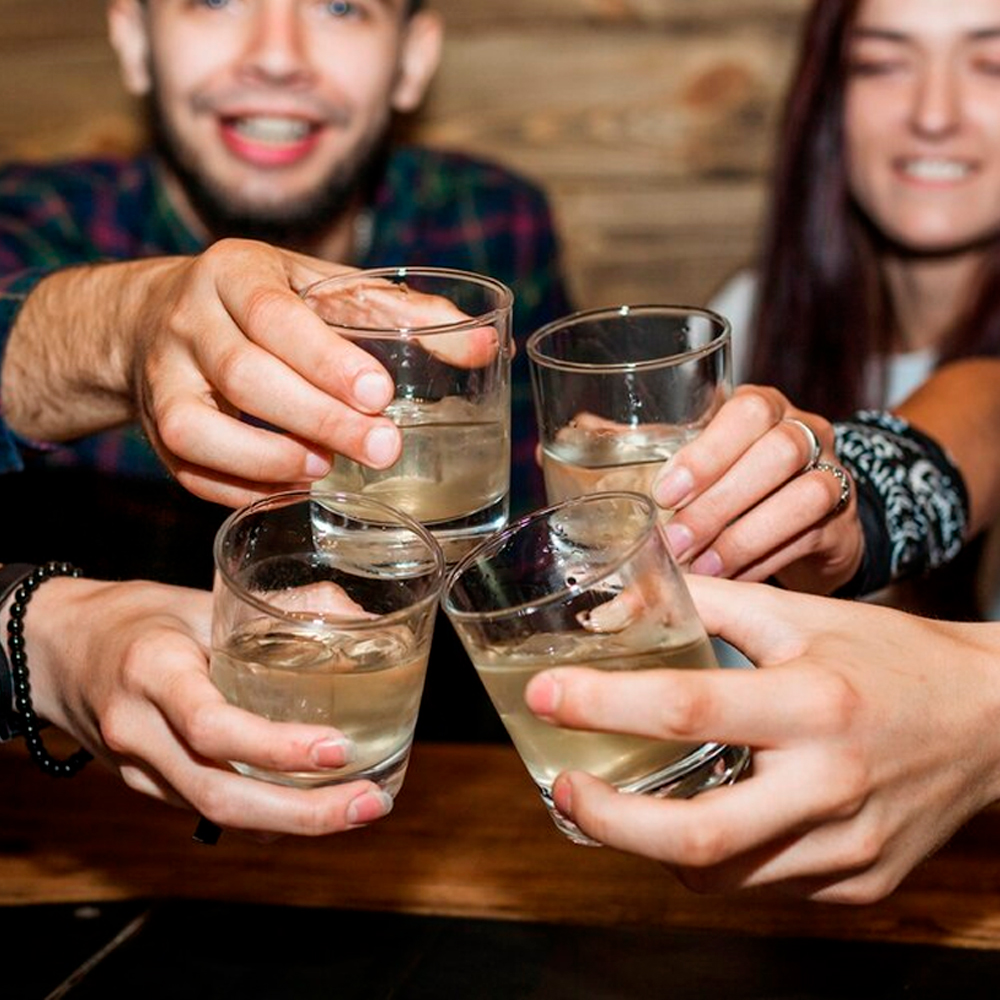 Pessoas brindando com bebidas alcoólicas
