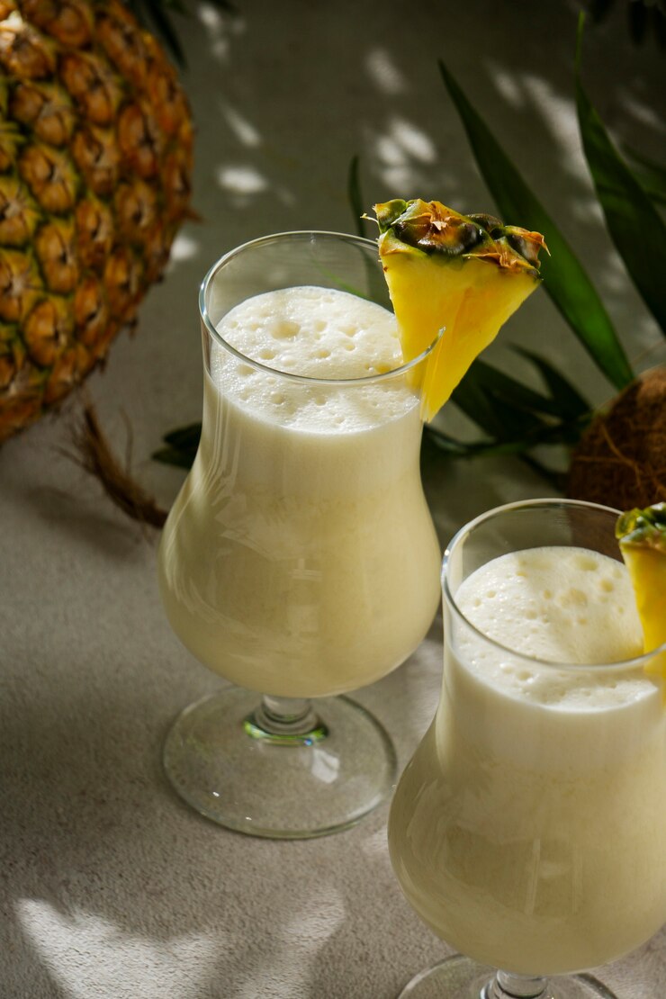 Drink de abacaxi sobre a mesa