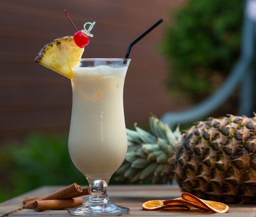 A História da Piña Colada: O Coquetel Tropical Mais Icônico do Mundo
