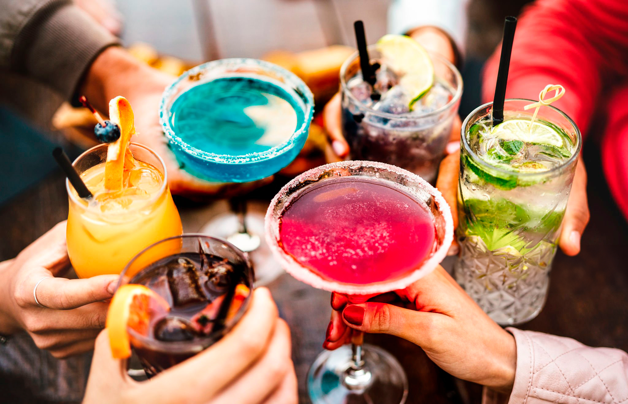 5 Drinks Clássicos que Todo Mundo Deveria Saber Fazer em Casa
