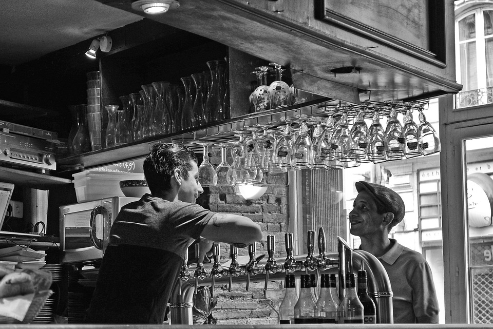 O Nascimento do Bartender: Como a Profissão Mudou a História da Coquetelaria