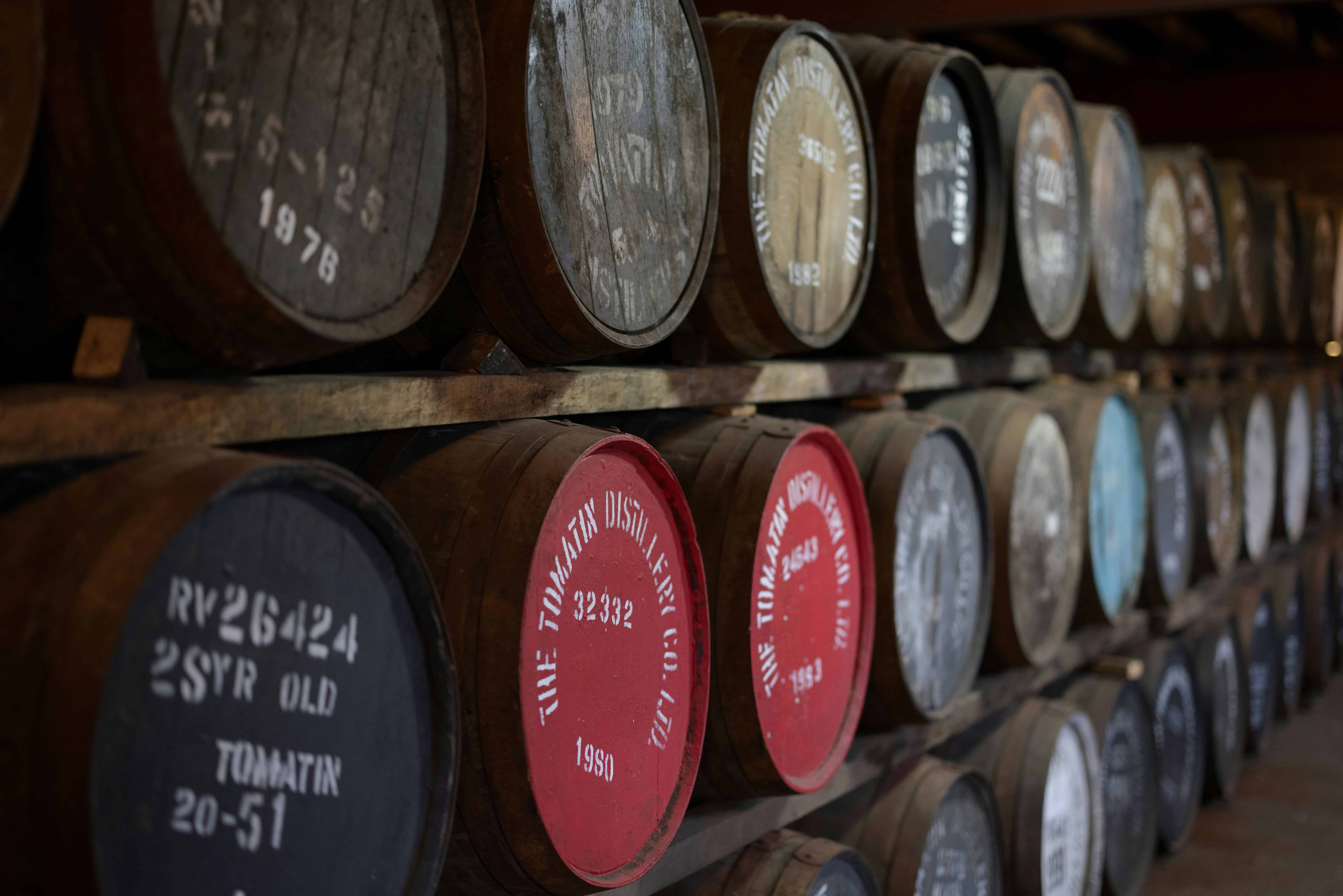 Como surgiu o whisky e por que ele envelhece em barris