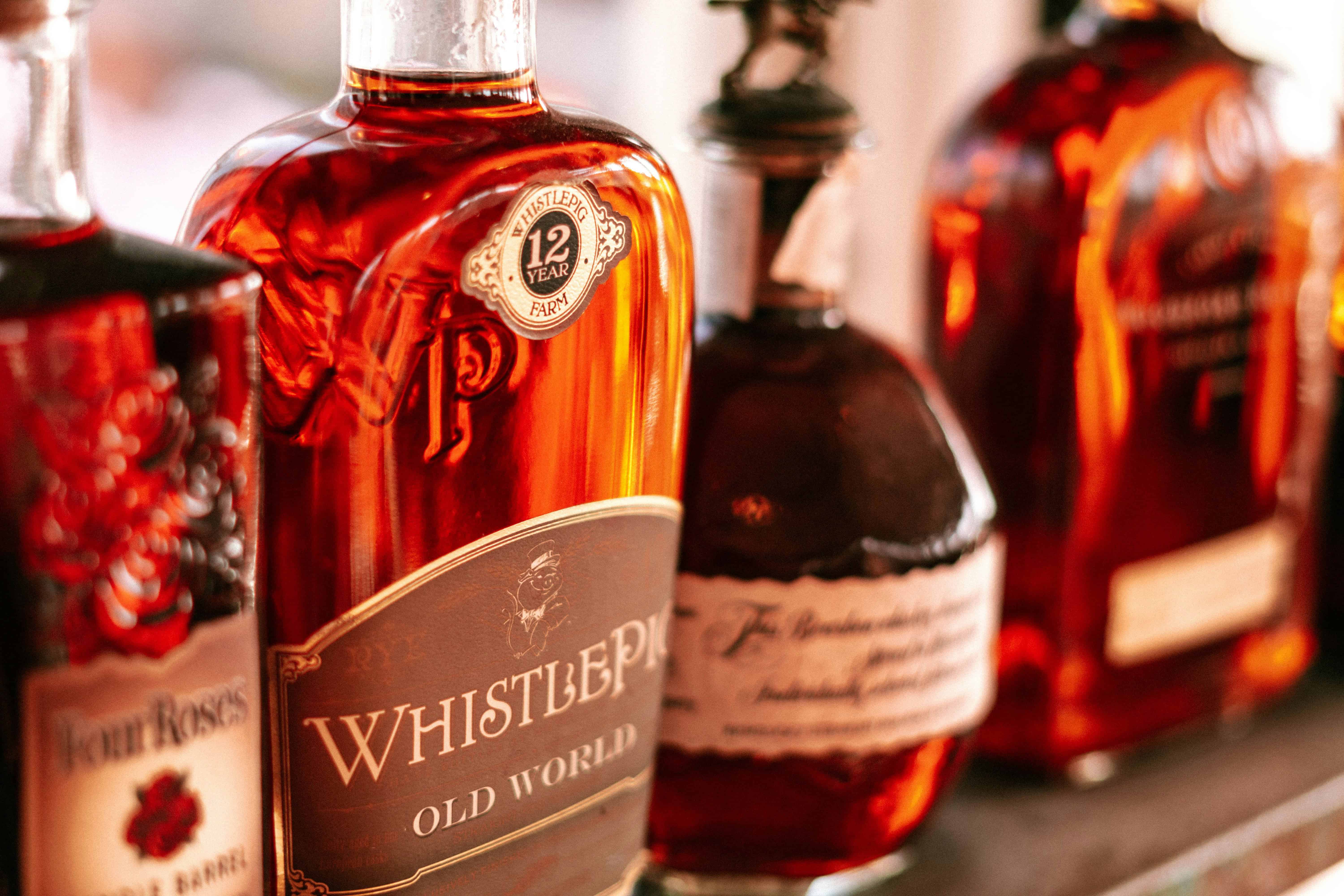 Como surgiu o whisky e por que ele envelhece em barris