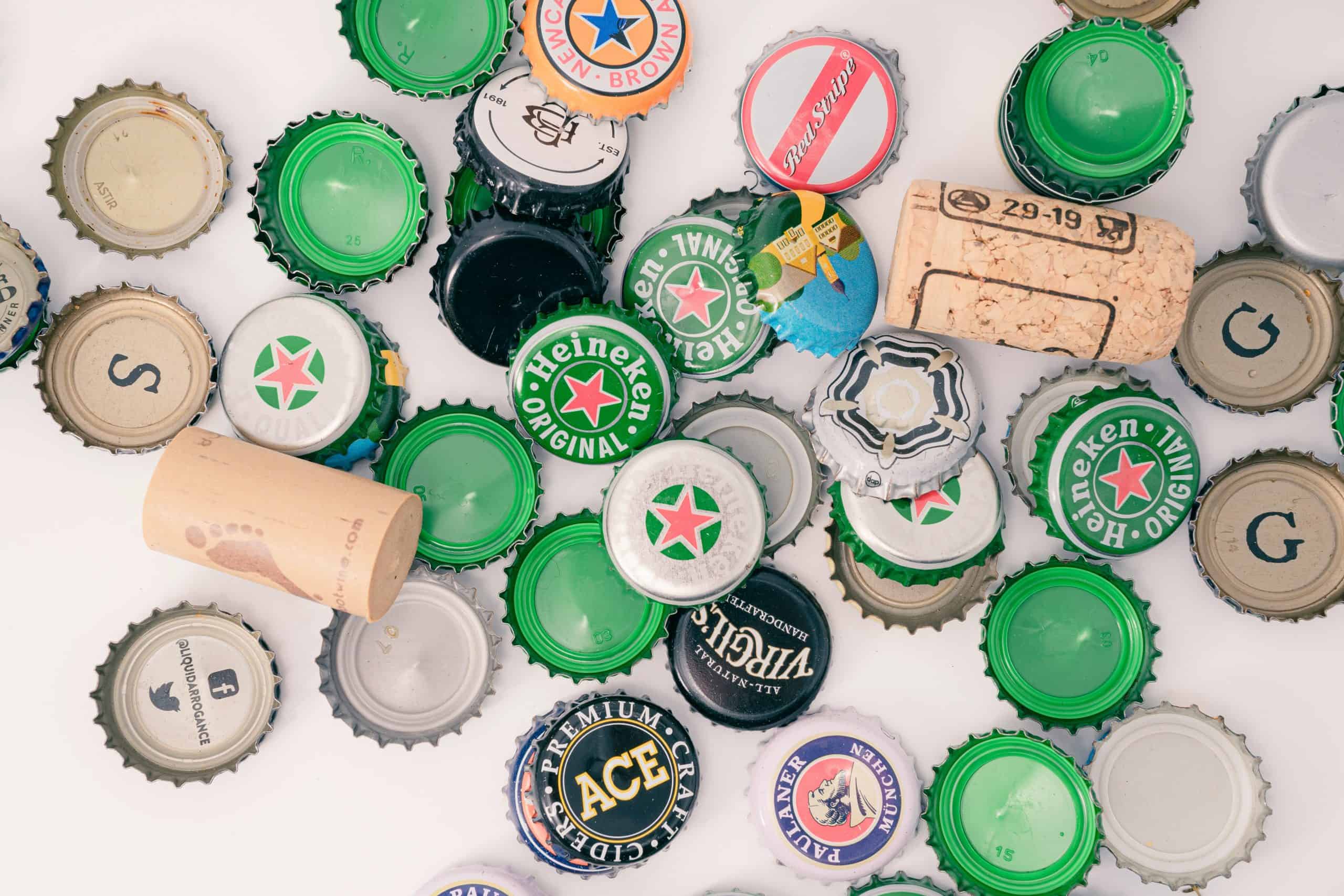 Por que algumas bebidas têm rolha e outras tampa de rosca?