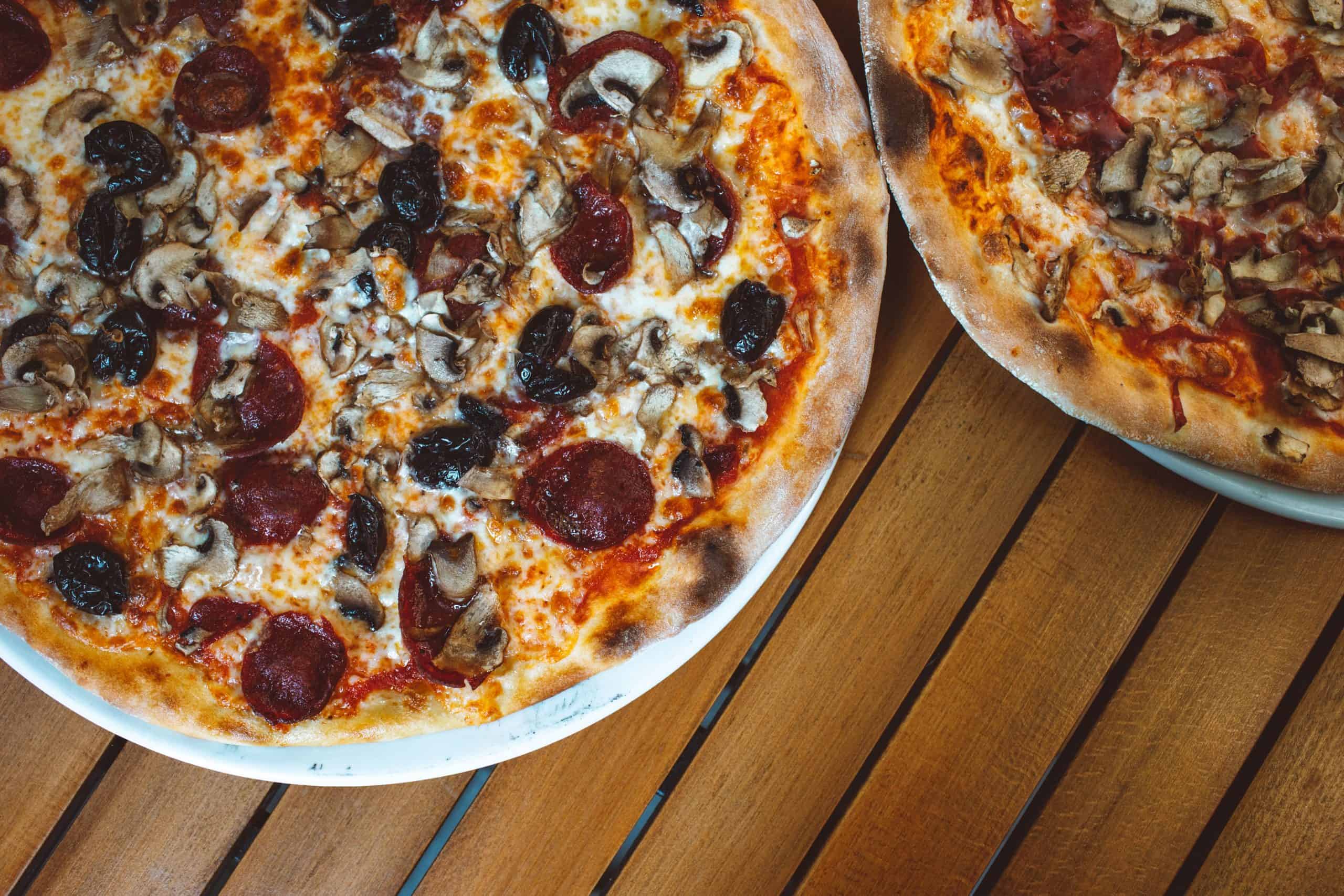 Além do Refrigerante: 5 Bebidas Incríveis para Acompanhar Sua Noite de Pizza