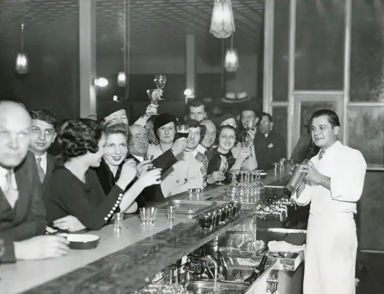 Speakeasy: os bares secretos que nasceram na Lei Seca e continuam inspirando a coquetelaria