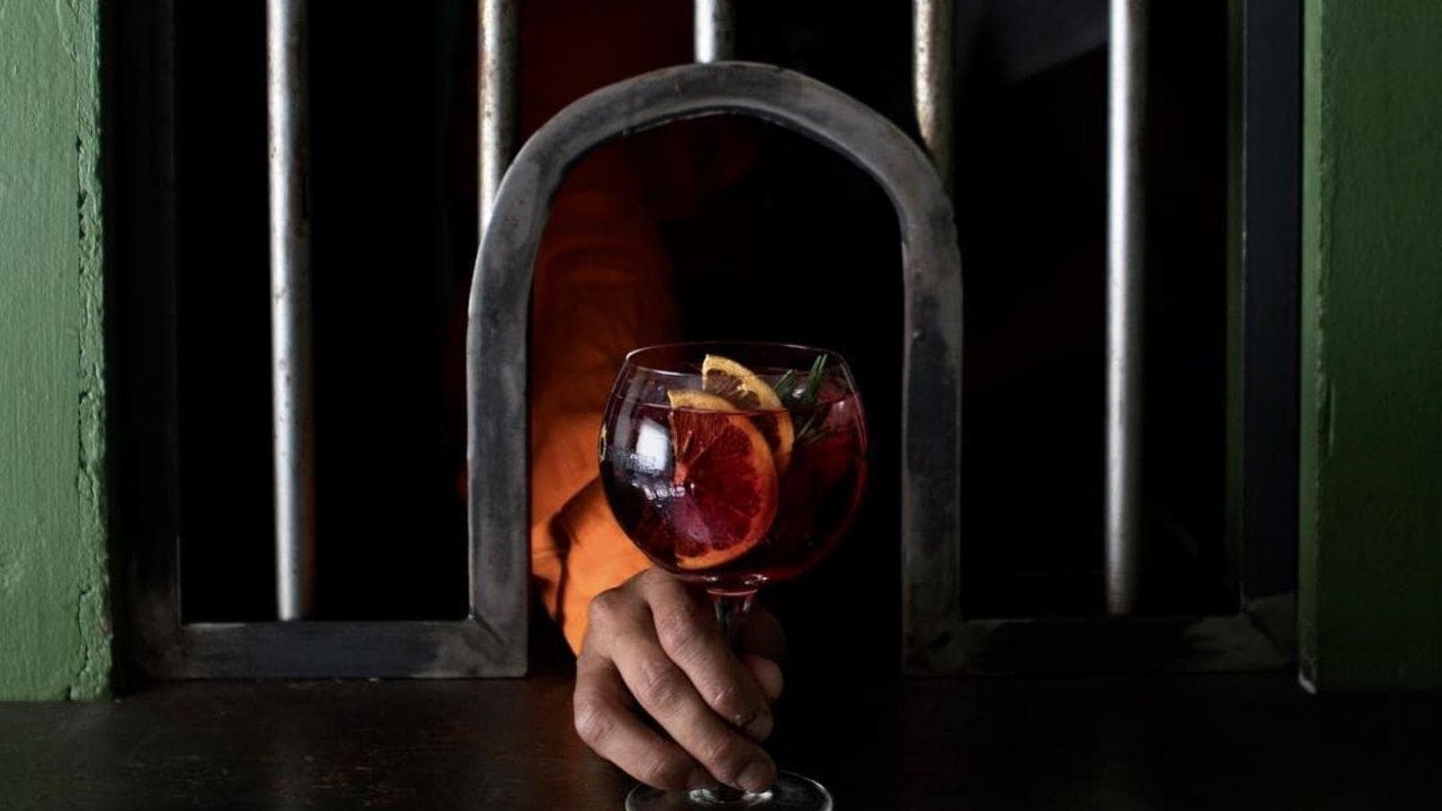 The Hole Bar: o bar onde você entra como visitante e termina a noite “preso” em Alcatraz